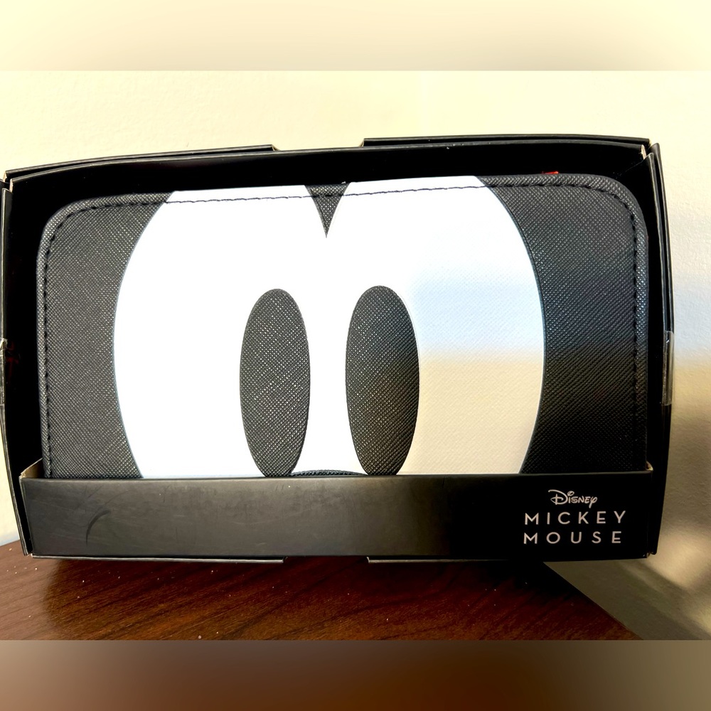 NWT Disney Mickey Mouse Face Wristlet Wallet With Tech Pocket With Gift Box